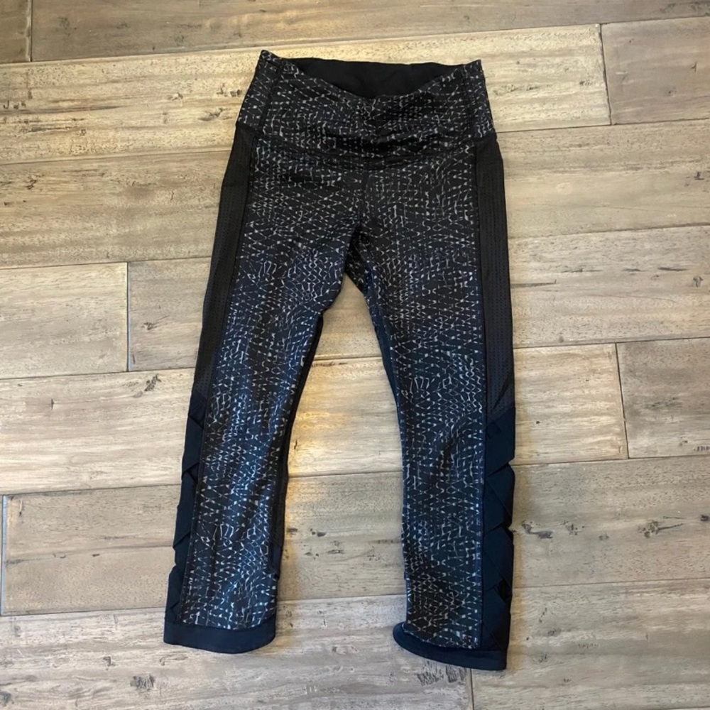 Lululemon tights / leggings cropped with pattern